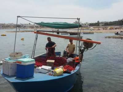 Il giovane pescatore e suo fratello puliscono il pesce catturato
